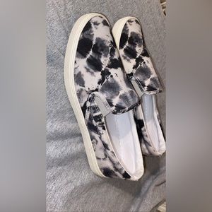 Size 7 Marble new without tags slide on shoes